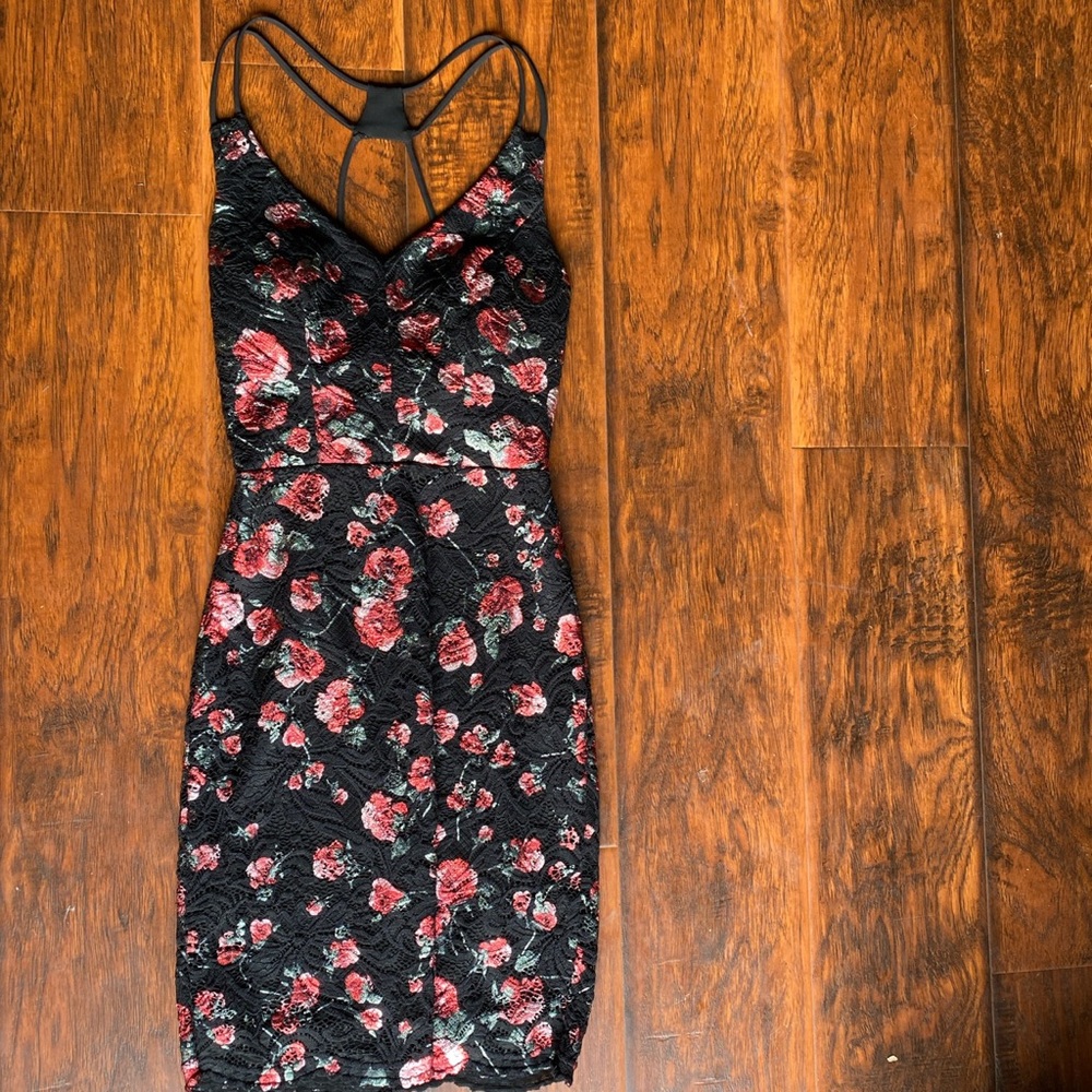 black bodycon dress
